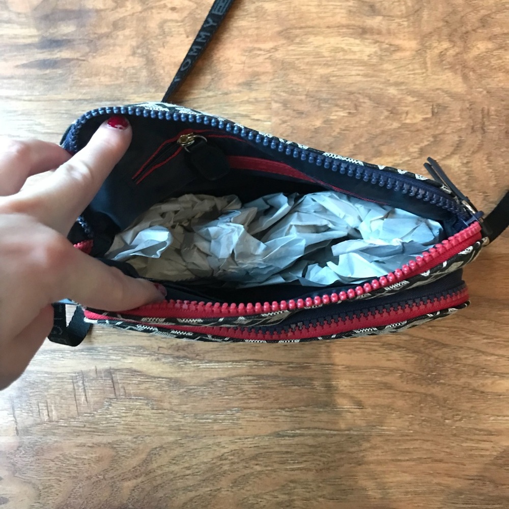 New Tommy Hilfiger Crossbody Purse - Picture 3 of 5